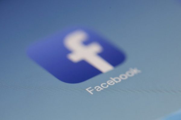 Perspėja darbuotojus apie „Facebook“ žalą įmonei